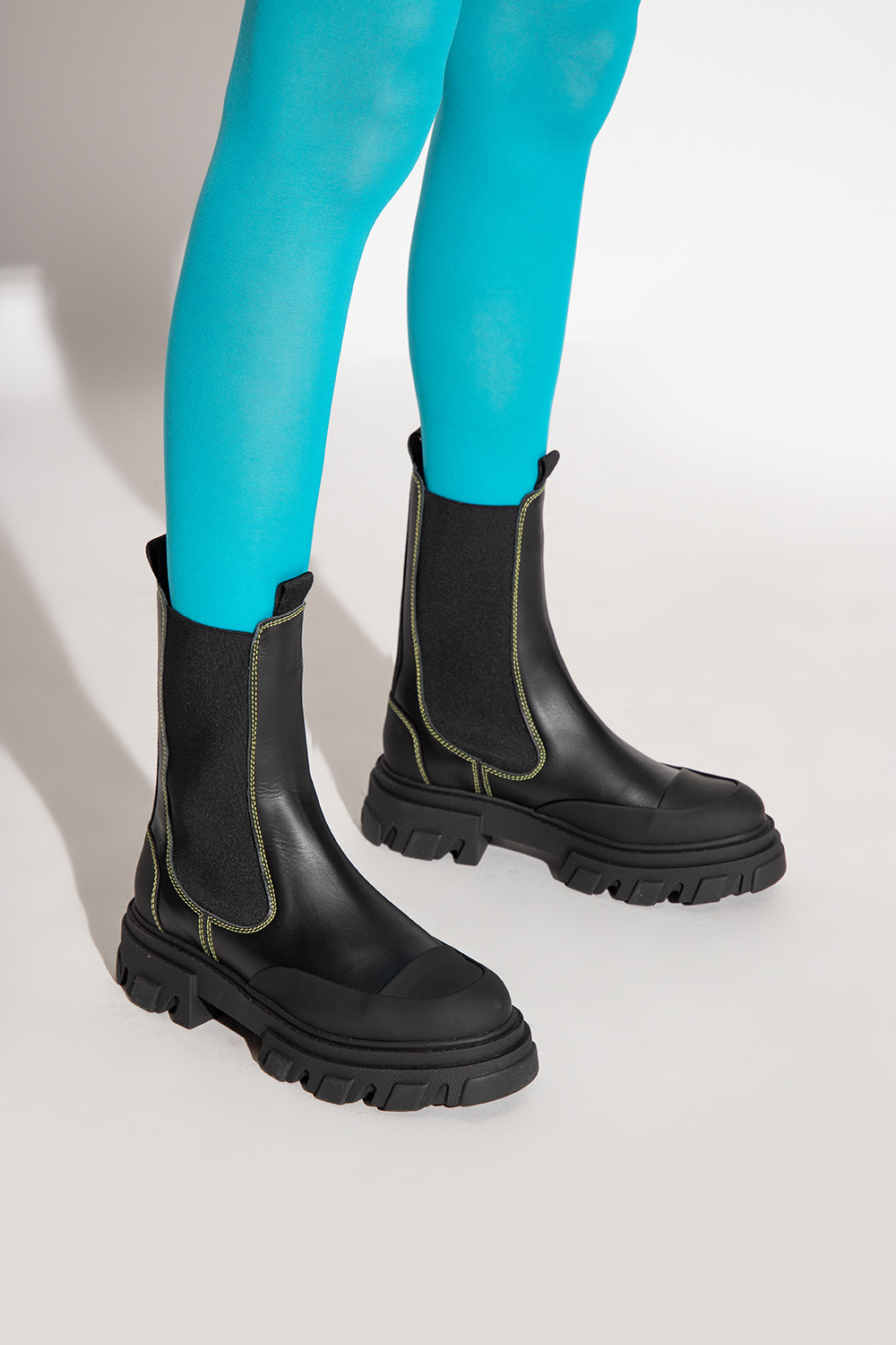 GANNI ハネル チェルシ フツ S23724900 017 GANNI Cleated Heeled Mid Chelsea Boots in Black | LN-CC